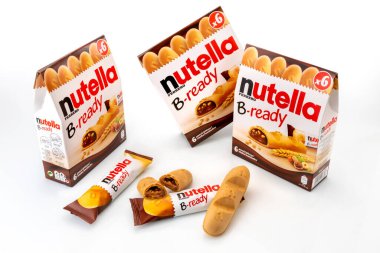 Alba, İtalya - 25 Kasım 2021: Nutella B-hazır Ferrero - Nutella, çikolata ve fındık kremalı gofret, altı bisküvi ile doldurulmuş, gofret kesimli, beyaz üzerine izole edilmiş