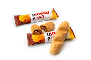 Alba, İtalya - 25 Kasım 2021: Nutella B-hazır Ferrero - Nutella ile doldurulmuş gofret.