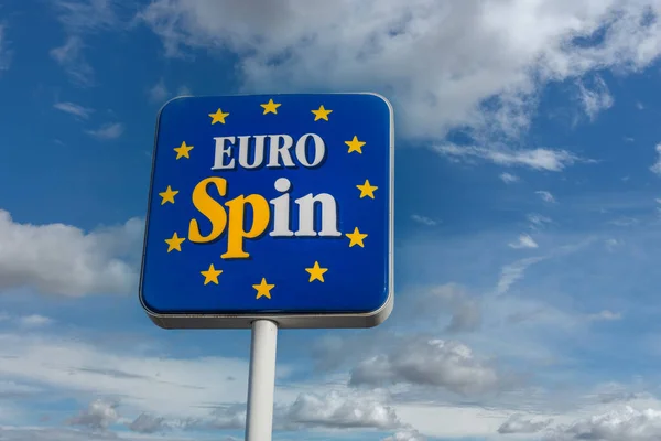 Fossano, İtalya - 24 Kasım 2021: Beyaz bulutlu mavi gökyüzüne karşı bir Eurospin İtalyan süpermarketinin işareti. İndirim kanalının büyük ölçekli dağıtımında yer alan bir İtalyan şirketidir.