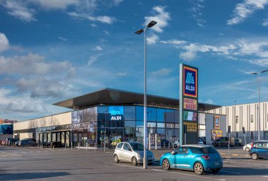 Fossano, İtalya - 24 Kasım 2021: Aldi Supermarket modern mimari, Alman indirimli süpermarket zinciri, Aldi ALbrecht-discount 'un kısaltmasıdır. 
