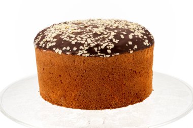 Çikolata ve şeker taneleriyle kaplı panettone keki beyaz tencereye izole edilmiş cam tabakta.