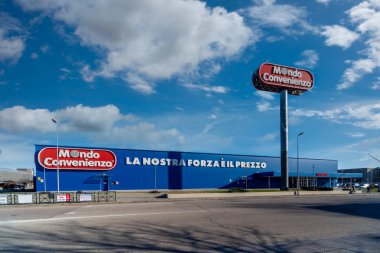Moncalieri, Torino, İtalya - 6 Aralık 2021: Mondo Convenienza mağazası, İtalyan firmasının mobilya ve mobilya dağıtımının rekabetçi bir maliyetle sloganı: gücümüz fiyattır