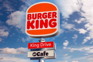 Moncalieri, Torino, İtalya - 6 Aralık 2021: Torino yakınlarındaki Moncalieri 'de Fortunato Postiglione üzerinden mavi gökyüzünde King Drive ile Burger King Restoran' ın yeni logosuyla imzala