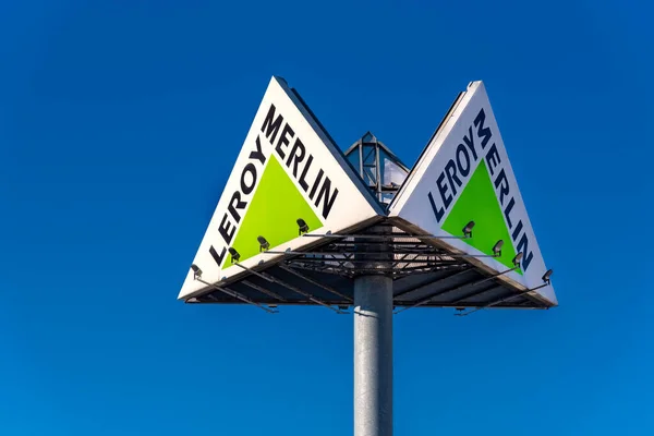 Moncalieri, Torino, İtalya - 6 Aralık 2021: Leroy Merlin logosu mavi gökyüzünde, DIY, brikolaj inşaatı, bahçe dekorasyonu, ev dekorasyonu gibi büyük ölçekli dağılımı olan bir Fransız şirketidir.