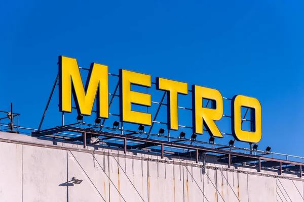 Монкальери Италия Декабря 2021 Года Логотип Metro Здании Супермаркета Голубом — стоковое фото