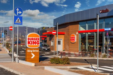 Moncalieri, Torino, İtalya - 6 Aralık 2021: Fortunato Postiglione aracılığıyla Yeni Burger King Restoranı King Drive, mavi gökyüzünde bulutlu yeni bir logo işareti
