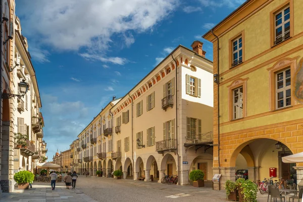 Cuneo, Piedmont, İtalya - 6 Ekim 2021: Fondazione Cassa di Risparmio di Cuneo 'nun Palazzo Vitale genel merkezi ve tipik atari salonlarına sahip diğer tarihi binalar yoluyla Roma 