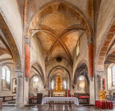 Saluzzo, Cuneo, İtalya - 19 Ekim 2021: San Giovanni Kilisesi 'nin iç kesimi (14. yüzyıl) çapraz biçimli göbek ve yaldızlı ahşap tapınak ile yüksek sunak