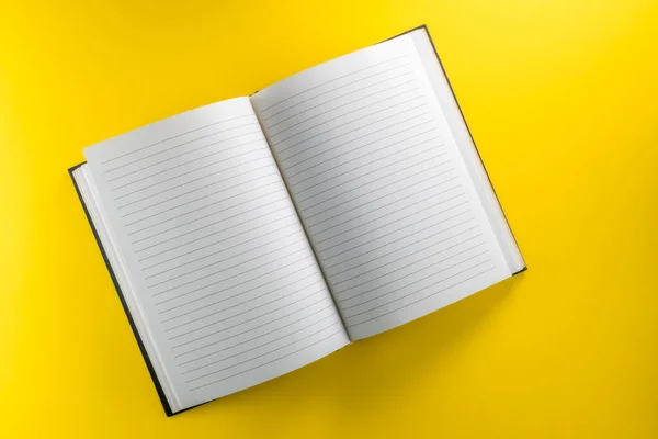 Ανοίξτε Επένδυση Σημειωματάριο Απομονώνονται Κίτρινο Φόντο Στην Κορυφή Επίπεδη Lay — Φωτογραφία Αρχείου