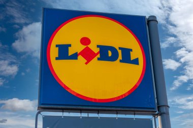 Fossano, İtalya - 24 Kasım 2021: Lidl ile mavi gökyüzü whit bulutları üzerinde imzala, Lidl Stiftung e Co. KG, Schwarz Gruppe 'un Almanya kökenli bir süpermarket zinciri.