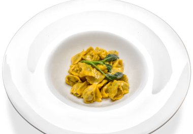 Agnolotti del plin tipik Piedmontese İtalyan Langhe 'den yağlı, adaçayı ve parmesanlı ravioli makarnası. 