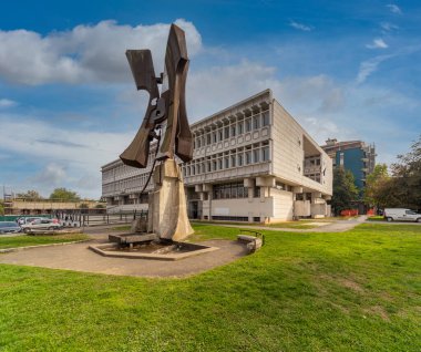 Saluzzo, Cuneo, İtalya - 19 Ekim 2021: Eski Adalet Sarayı önündeki Adalet Anıtı