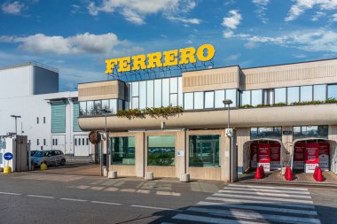 Alba, Cuneo, İtalya - 12 Ekim 2021: Vivaro üzerinden Ferrero fabrikasının ana girişi, Nutella üreten dünya çapında ünlü ve büyük bir şekerleme fabrikasıdır. 
