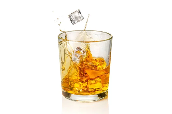 Copo Uísque Uísque Bourbon Com Cubos Gelo Queda Com Salpicos — Fotografia de Stock