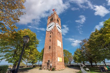 Mondovi, Cuneo, Piedmont, İtalya - 23 Ekim 2021: Civic Tower ile Belvedere Bahçeleri, 