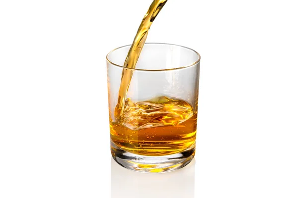 Whisky Uísque Bourbon Derramando Vidro Uísque Isolado Branco Espaço Cópia — Fotografia de Stock