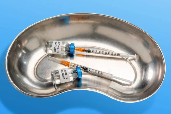 Två Vaccinflaskor Med Spruta Aspirerande Dos Rostfritt Medicinsk Njurskål Ljusblå — Stockfoto