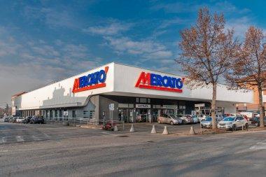 Fossano, Cuneo, İtalya - 23 Aralık 2021: Corso Regina Elena, Mercato süpermarket binası, Dimar S.p.A Grubu ve Selex Grubu 'nun bir İtalyan süpermarket zinciri.