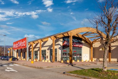 Moncalieri, Torino, İtalya - 6 Aralık 2021: Bulutlu mavi gökyüzünde Media World mağazası inşa edilmesi, Alman Media Mark grubunun tüketici elektroniği satan mağazalar