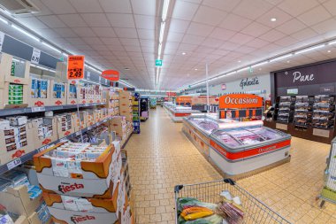 Fossano, Cuneo, İtalya - 4 Aralık 2021: LIDL süpermarketin içi ve soğutmalı tezgahlar. Lidl Stiftung & Co KG, Alman süpermarket zinciri.