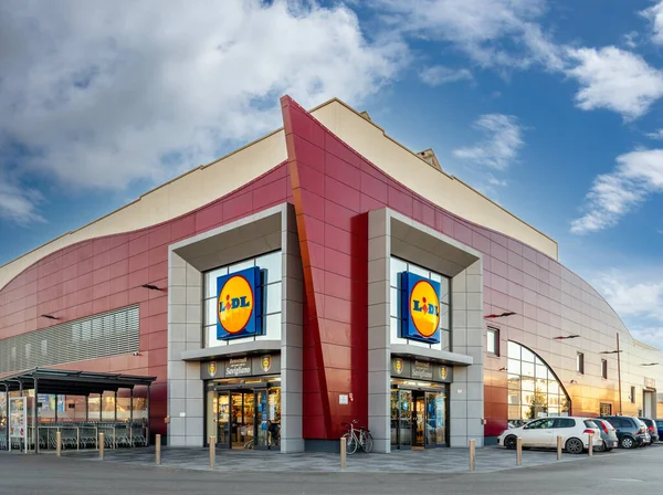Savigliano Cuneo イタリア 2022年1月14日 Lidlスーパーマーケット近代建築 Lidl Stiftung Kgは シュワルツ グループのドイツ起源のヨーロッパのスーパーマーケットチェーンです — ストック写真