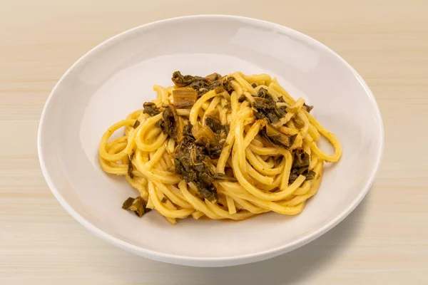 Italian Spaghetti Alla Chitarra Dengan Puncak Lobak Pasta Segar Buatan — Stok Foto