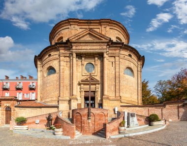 Sütyen; Cuneo; Piedmont; İtalya - 28 Ekim 2021: Santa Maria degli Angeli Kilisesi, Capuchin Rahiplerinin XX Settembre Meydanı 'ndaki kilisesi