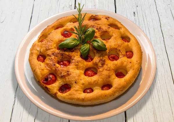 Apulian Focaccia Tipik Talyan Bari Pizzası Üzerinde Vişneli Domates Buğday — Stok fotoğraf