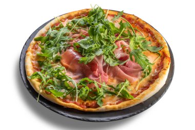 Parma jambonlu pizza, domates sosu ve siyah tabakta roket, beyaz, kırpma yolu.