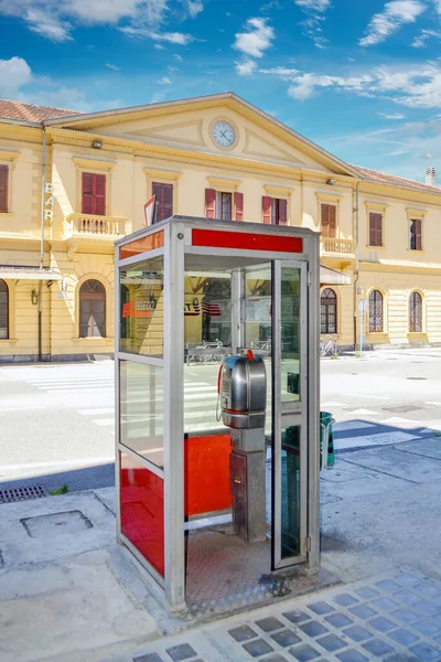 Fossano Cuneo イタリア 2016年7月16日 Telecom Italia Tim 電話ボックス 旧駅舎前の電話ブース — ストック写真