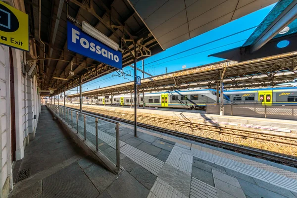 Фоссано Италия Февраля 2022 Года Железнодорожная Станция Фоссано Поездами Платформе — стоковое фото