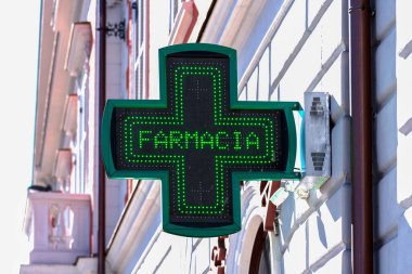 İtalyan Farmacia 'daki Yeşil Haç Eczanesi işareti.