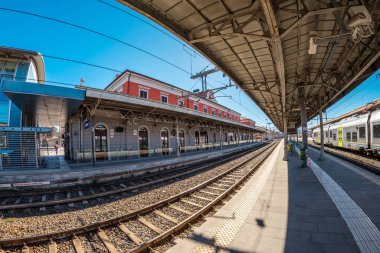 Fossano, İtalya - 22 Şubat 2022: Platformda trenleri, geniş açılı manzarası ve Piedmont 'ta bölgesel tren ulaşımı olan Fossano Tren İstasyonu
