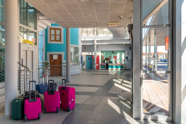 フォッサーノ イタリア 2022年2月22日 前景にカラフルなトロリースーツケースを持つ鉄道駅の切符売り場ホール — ストック写真
