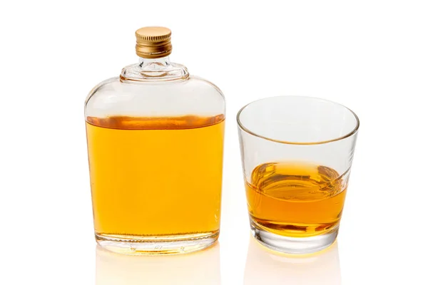 Whiskey Hip Kolv Glas Whisky Eller Bourbon Nära Ett Glas — Stockfoto