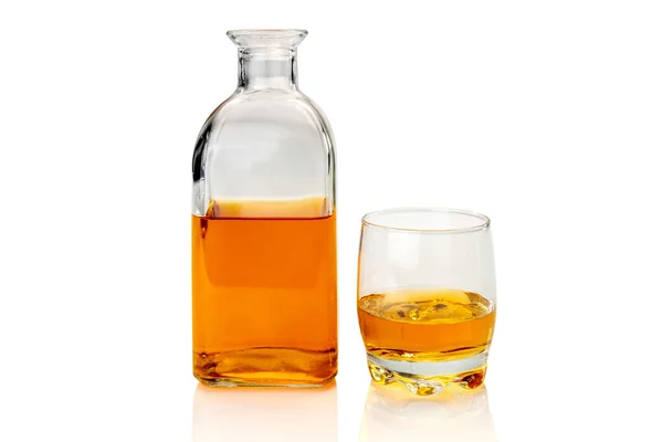 Glasflaska Whisky Eller Whisky Eller Bourbon Nära Ett Glas Whisky — Stockfoto