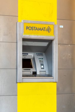 Fossano, Cuneo, İtalya - 07 Mart 2022: Postamat ATM (ATM). Postamat, İtalyan Posta Ofisi tarafından işletilen İtalya tahsilat ve ödeme devresi.