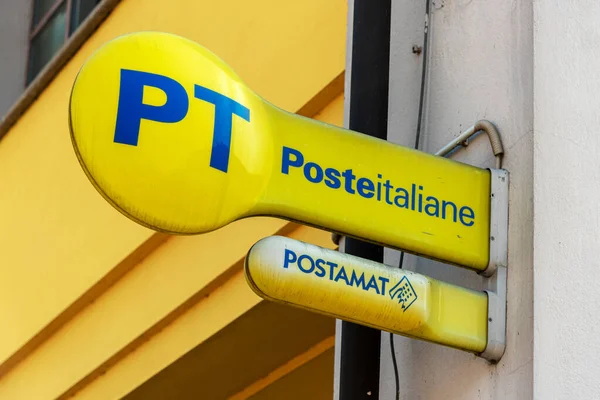 Fossano, Cuneo, İtalya - 07 Mart 2022: PT İtalya Posta Logosu ve İtalyan postanesinin önündeki sarı tabela