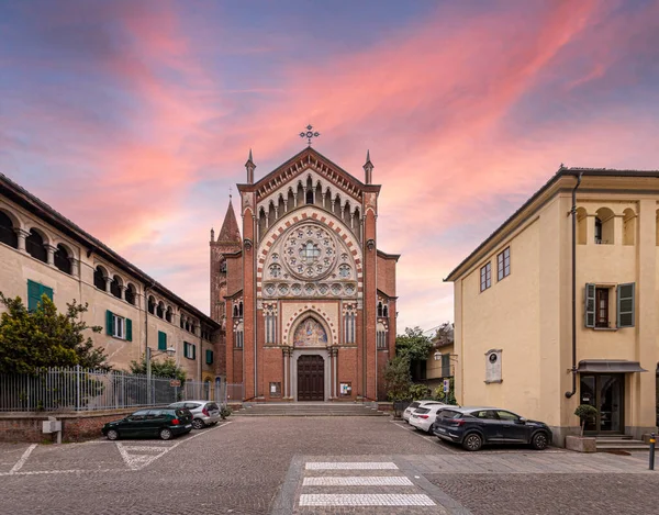 Süvariler Maggiore, İtalya - 12 Mart 2022: Santa Maria della Pieve Kilisesi seçici gotik tarzda (1900 'lerin başında), Roma üzerinden, günbatımı gökyüzü ile