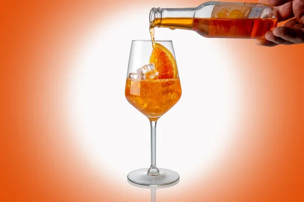 Alcoolic Aperol Spritz Cocktail Turnat Din Sticlă Sticlă Cub Gheață — Fotografie, imagine de stoc