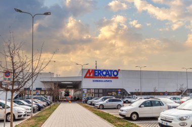 Fossano, İtalya - 06 Mart 2022: Mercato Superstore, Mercato, İtalya 'da bulunan bir süpermarket zinciri.