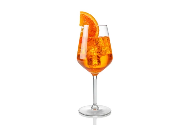 Alkolik Aperol Spritz. Bardakta portakal dilimli kokteyl. Beyaz üzerine izole edilmiş. 