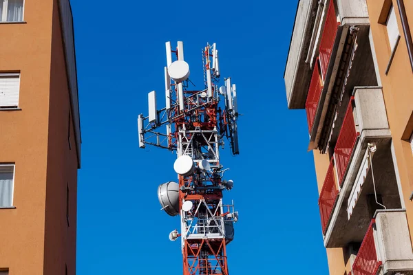 Torre Metal Com Antenas Telecomunicações Parábolas Coloridas Vermelho Branco Entre — Fotografia de Stock