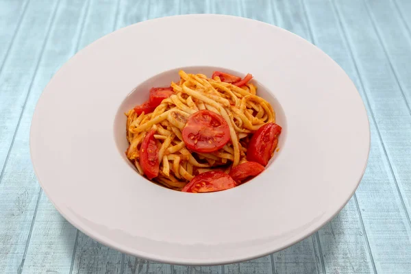 Italiaanse Beierse Pasta Met Tomatensaus Parmezaanse Tomaten Verse Kerstomaten Wit — Stockfoto