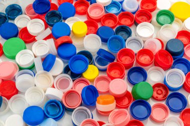 Üst görünümde malzemeyi geri dönüştürmek için renkli plastik kapaklar