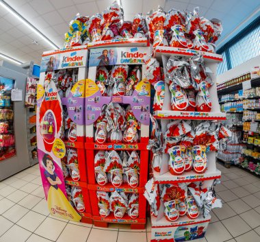 Alba, İtalya - 30 Mart 2022: Kinder Ferrero Paskalya yumurtaları karton sergilenir. Metin: GranSorpresa (Büyük Sürpriz). İtalyan süpermarketinde indirim var. Ferrero dünyadaki en önemli şekerleme fabrikasıdır.