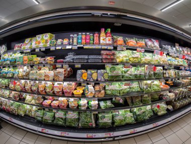 Fossano, İtalya - 30 Mart 2022: İtalyan süpermarketinde hazır çorba ve temiz salata paketleri ile soğutulmuş raf