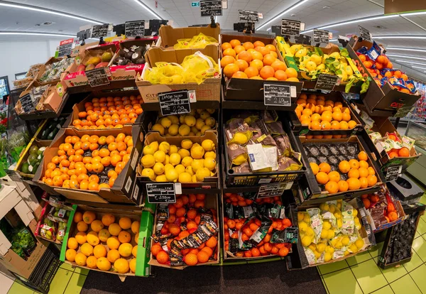 Fossano Itália Março 2022 Barracão Vendendo Frutas Com Frutas Cítricas — Fotografia de Stock