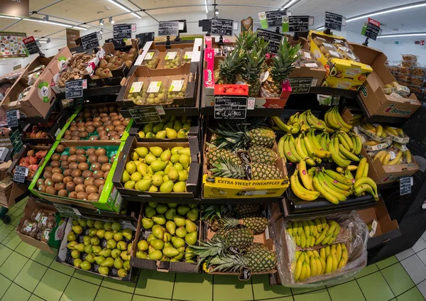 Fossano Itália Março 2022 Barracão Vendendo Frutas Com Caixas Coloridas — Fotografia de Stock