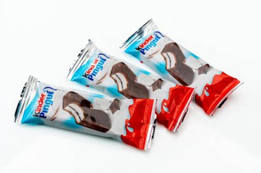 Alba, İtalya - 28 Mart 2022: Pingui Ferrero sünger kek aperatifi çikolatayla kaplı, Ferrero tarafından üretilen dünyanın en önemli şekerleme fabrikası.